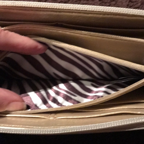 🌞3/$25 NWOT Dana Buchanan wallet - Picture 4 of 4